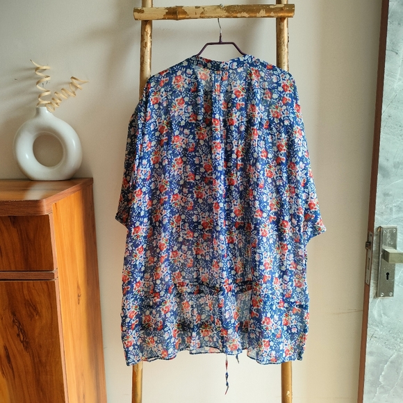 Plus Floral Flowy Sheer Blouse - Picture 3 of 14